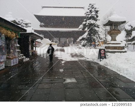 Old temple in the cold snow / Old Japanese temple in the cold snow Old temple in the cold snow / Old Japanese temple in the cold snow 121099583