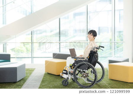 坐輪椅的職業婦女 121099599