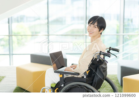 坐輪椅的職業婦女 121099600