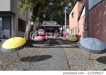 日本傘裝飾的八重框架稻荷神社 靜岡縣島田市川越宿 121099627