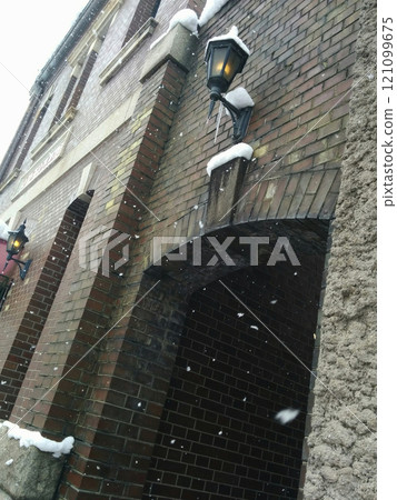 大雪中的磚房/雪鄉～磚砌街景 121099675