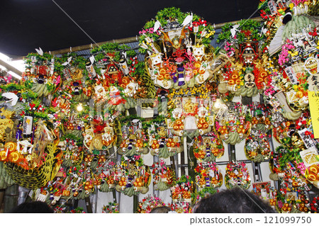 鳥一的照片。淺草和紙神社的鳥市市場擠滿了參拜的人和購買耙子的人。回程的路上，節日攤位 121099750