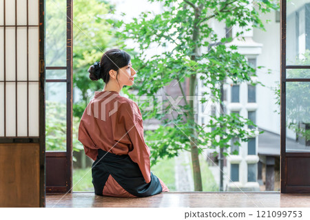 Nakais and proprietresses working at long-established hot spring inns, luxury inns, and temple lodgings 121099753