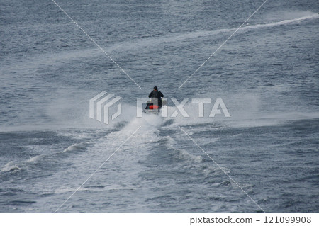 人們在水上摩托艇上盡情享受，隨後是噴水。 121099908