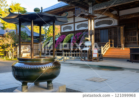 岩手縣世界遺產中尊寺、主殿和香爐，安靜的早晨 121099968