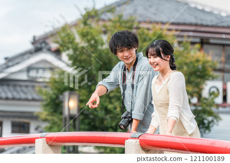 一對年輕夫婦在國內旅行中在城下町散步觀光 一對年輕夫婦在國內旅行中在城下町散步觀光 121100189