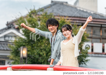 一對年輕夫婦在國內旅行中在城下町散步觀光 一對年輕夫婦在國內旅行中在城下町散步觀光 121100190