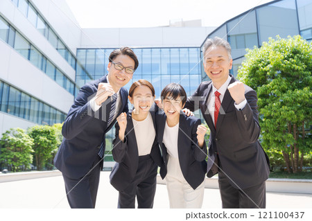 做膽量姿勢的企業人 121100437