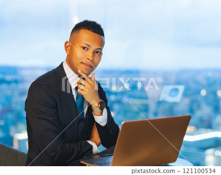 晚上在辦公室工作的外國男性商務人士 晚上在辦公室工作的外國男性商務人士 121100534