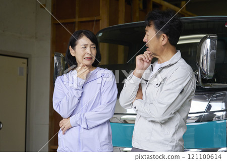 卡車前有幾個工人很擔心 121100614
