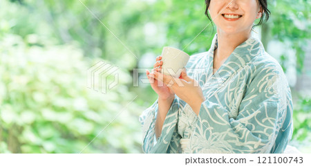 A young woman wearing a yukata drinking tea (tea ceremony) 121100743