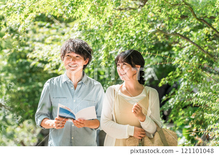 一對年輕夫婦在國內旅行期間在城市中漫步、觀光 一對年輕夫婦在國內旅行期間在城市中漫步、觀光 121101048