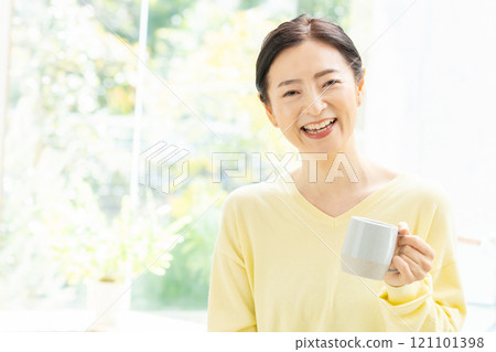 Middle woman with coffee cup Middle woman with coffee cup 121101398