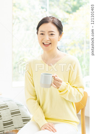 Middle woman with coffee cup Middle woman with coffee cup 121101403