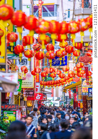 日本橫濱城市景觀 12 月。橫濱中華街的景色,市場街擠滿了初中生等團體遊客...... = 12日 日本橫濱城市景觀 12 月。橫濱中華街的景色,市場街擠滿了初中生等團體遊客...... = 12日 121101411