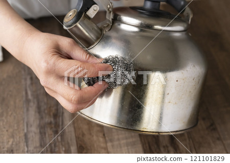 Removing burnt food from the kettle 121101829