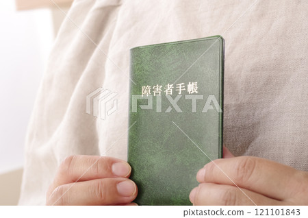 持有殘障證的女性 121101843