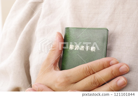 持有殘障證的女性 121101844