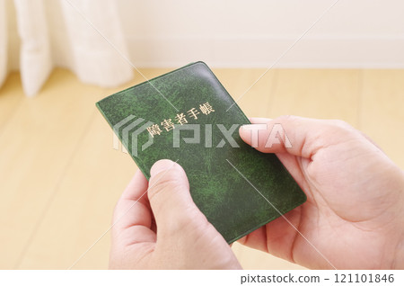 持有殘障證的女性 121101846