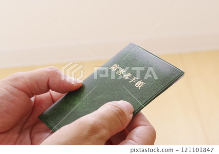 持有殘障證的女性 121101847