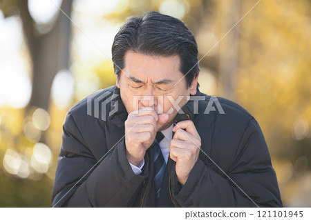 A businessman who caught a cold and coughed outside 121101945