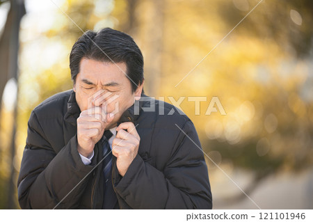 A businessman who caught a cold and coughed outside 121101946