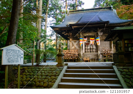 世界遺產 中尊寺 秋天的辨慶堂 早晨 岩手縣 世界遺產 中尊寺 秋天的辨慶堂 早晨 岩手縣 121101957