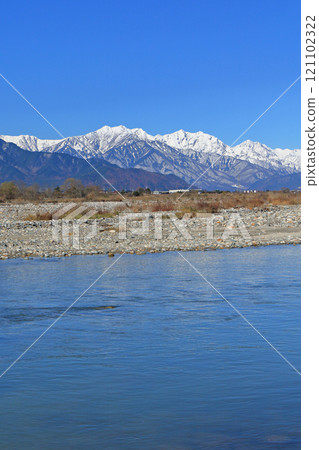 北阿爾卑斯山內立山山脈在晴朗的冬季天氣 北阿爾卑斯山內立山山脈在晴朗的冬季天氣 121102322