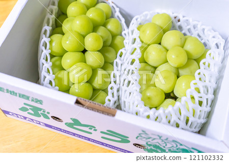 Shine Muscat in a box 121102332