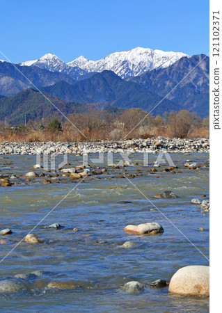 北阿爾卑斯山內立山山脈在晴朗的冬季天氣 121102371