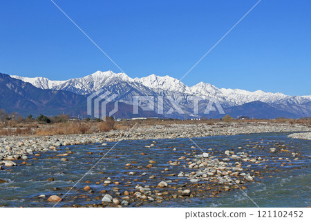 北阿爾卑斯山內立山山脈在晴朗的冬季天氣 121102452