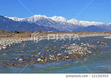 北阿爾卑斯山內立山山脈在晴朗的冬季天氣 北阿爾卑斯山內立山山脈在晴朗的冬季天氣 121102453