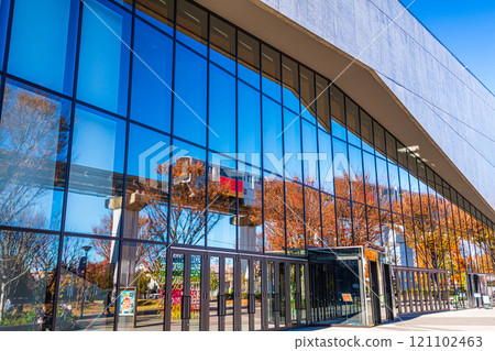 Scenery reflected in the glass at Tachikawa Stage Garden 121102463