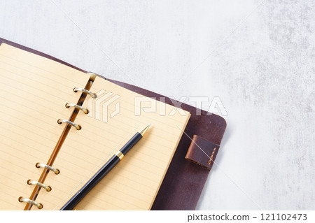 Image of a ring-type system organizer open while doing desk work 121102473