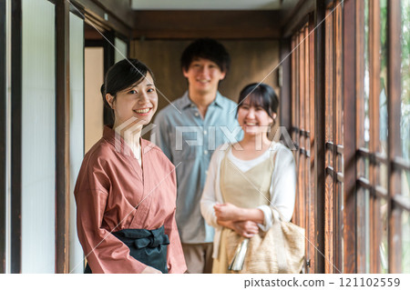 在老字號溫泉旅館、高級旅館、住宿設施中為遊客提供服務的中井女士和女房東。 在老字號溫泉旅館、高級旅館、住宿設施中為遊客提供服務的中井女士和女房東。 121102559