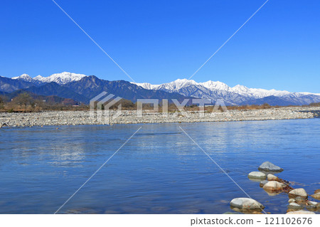 北阿爾卑斯山內立山山脈在晴朗的冬季天氣 北阿爾卑斯山內立山山脈在晴朗的冬季天氣 121102676