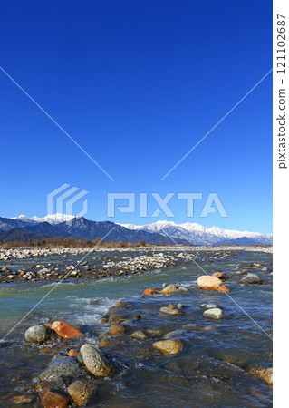 北阿爾卑斯山內立山山脈在晴朗的冬季天氣 121102687