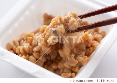 將包裝好的引割納豆用筷子攪拌。 121103028