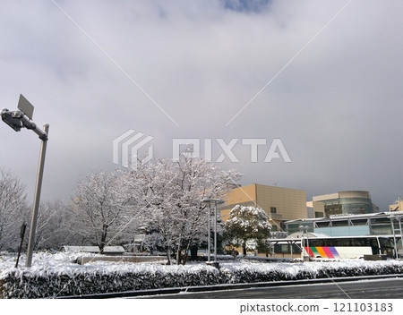 冬天的城市（車站），白雪覆蓋的城市景觀（車站前的巴士轉盤） 121103183