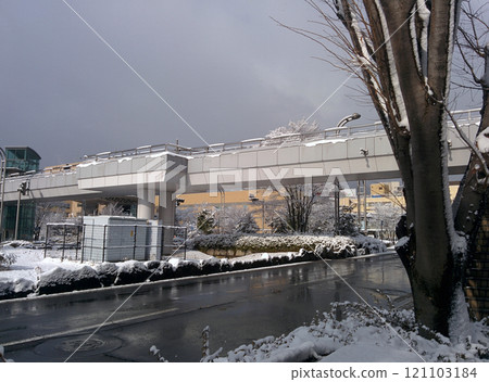 冬天的城市（車站），白雪覆蓋的城市景觀（車站前的巴士轉盤） 121103184