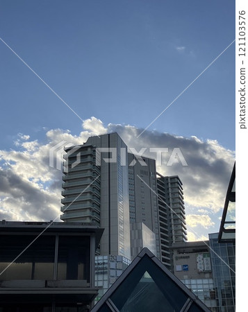 從建築物的山谷看到的天空 121103576