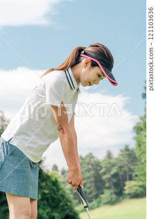 A golfer's woman playing golf on a golf course (tee shot/golf competition) A golfer's woman playing golf on a golf course (tee shot/golf competition) 121103636