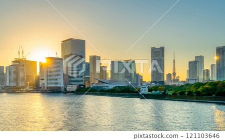 東京摩天大樓的日落 121103646