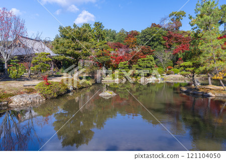 秋天的京都,Hokongoin 花園,秋葉變成花園和池塘 秋天的京都,Hokongoin 花園,秋葉變成花園和池塘 121104050