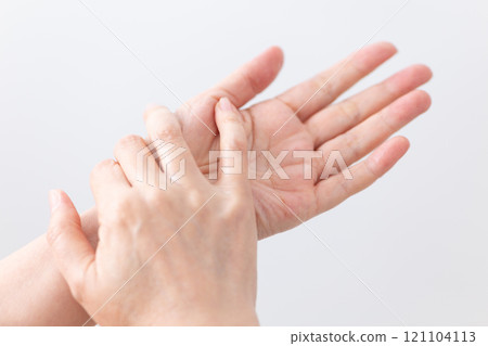 一位中老年婦女的手塗抹保濕護手霜來護理皮膚。 121104113