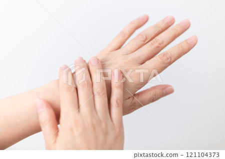 Middle-aged to senior women's hands Middle-aged to senior women's hands 121104373