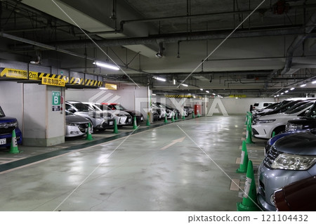 設施齊全的室內停車場 121104432