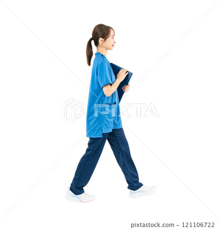 一個穿著磨砂膏行走的女人,一張手工剪裁的透明全身照片PNG,透明背景 一個穿著磨砂膏行走的女人,一張手工剪裁的透明全身照片PNG,透明背景 121106722