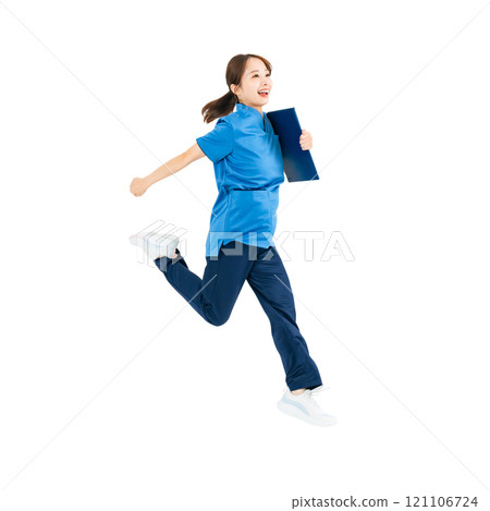 一名穿著磨砂膏的女人在跳躍,全身照片 PNG,透明背景是手工精確剪裁的。 一名穿著磨砂膏的女人在跳躍,全身照片 PNG,透明背景是手工精確剪裁的。 121106724