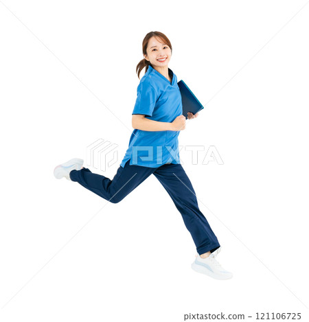 一名穿著磨砂膏的女人在跳躍,全身照片 PNG,透明背景是手工精確剪裁的。 一名穿著磨砂膏的女人在跳躍,全身照片 PNG,透明背景是手工精確剪裁的。 121106725